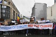 В Брюсселе около 70 тысяч человек вышли на марш в защиту климата
