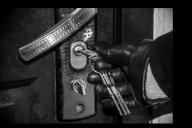 В Жодино женщина не закрыла дверь квартиры и лишилась шубы