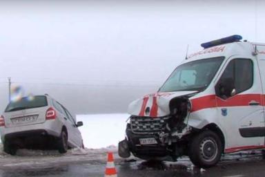 Четыре человека пострадали при столкновении легковушки и скорой помощи в Мозырском районе 