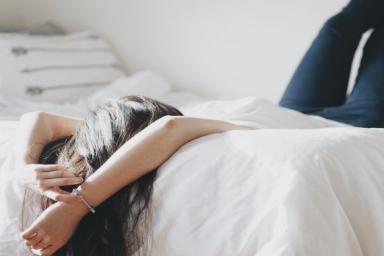 6 вещей в вашей спальне, мешающих полноценному сну