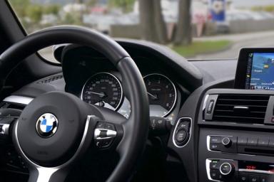 BMW показал экономичную версию гибридного седана 7-Series