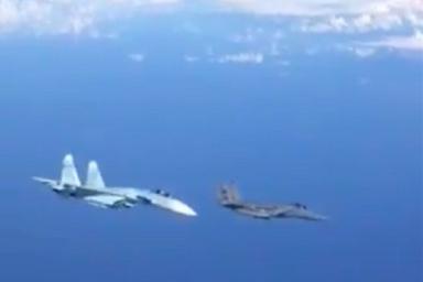 Российский Су-27 перехватил F-15 и попал на видео. Реакция соцсетей