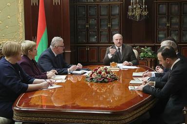 Лукашенко пообещал поднять зарплату преподавателям вузов