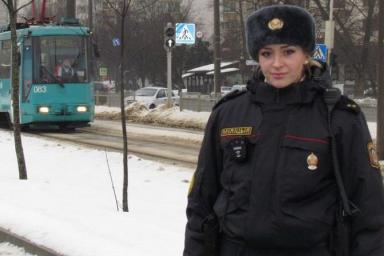 В Минске девушка-милиционер спасла мужчину от наезда трамвая