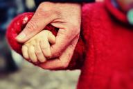 Ученые рассказали, почему женщины живут дольше мужчин