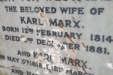 Вандалы осквернили могилу Карла Маркса в Лондоне