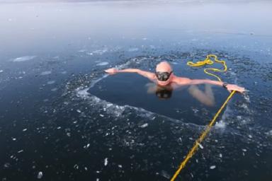 В Сети появилось видео с проплывающим подо льдом озера дайвером