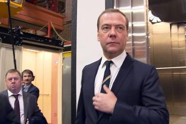 Опубликованы кадры неудачной поездки Медведева в лифте