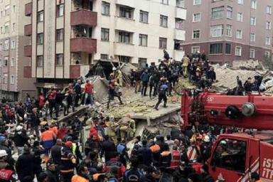 Трех человек спасли в Стамбуле из-под завалов рухнувшего дома