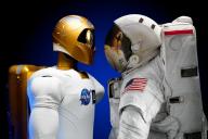 Манекены-астронавты облетят Луну на американском корабле