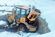 Под Ошмянами погрузчик угодил в канаву: водитель в больнице