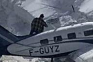 Самолет с пятью пассажирами врезался в сугроб в Куршевеле