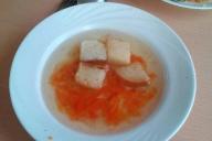 В школьной столовой Слонима детей кормят супом из морковки и хлеба