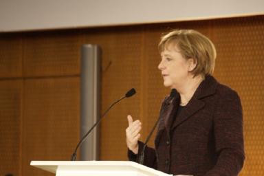 Меркель считает фейковые новости угрозой национальной безопасности