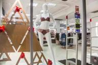 В Бресте в ЦУМе воры раздели манекены