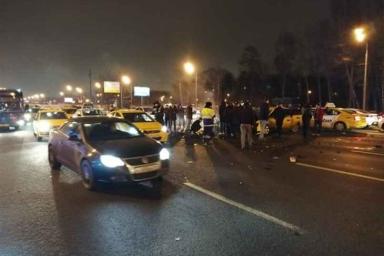 Крупная авария на западе Москвы: столкнулись четыре автомобиля
