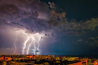 Ученые рассказали, как электромагнитные волны от молний влияют на живые клетки