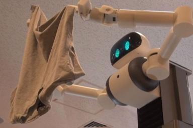 В Японии робота научили вывешивать бельё после стирки