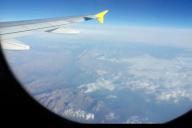 С помощью бутылок и унитаза в Сети имитируют полет на самолете