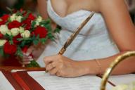 Жена не хочет брать фамилию мужа. Как быть?