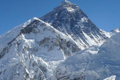 Туристы не могут попасть на Эверест из-за свалки мусора 