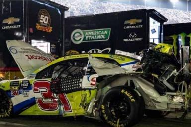 Новая крупная авария произошла на американской гонке NASCAR