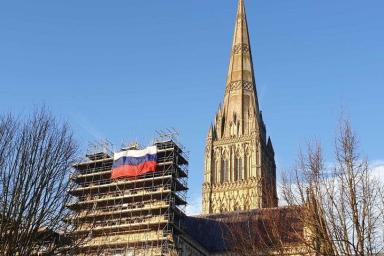 На соборе в Солсбери повесили огромный российский флаг