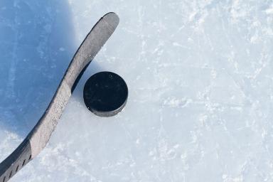 Хоккейный вратарь умер во время матча