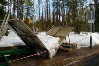 В Соснах под тяжестью снега рухнула крыша остановки