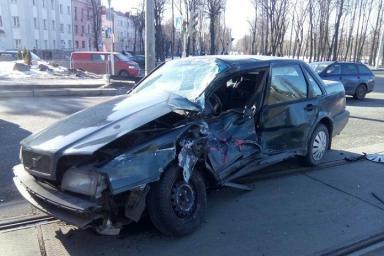 В Минске водитель Volvo не уступил трамваю и попал в больницу