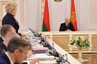 Демографическую ситуацию и поддержку семей с детьми обсуждают на совещании у Лукашенко