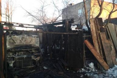 На Мстиславщине горел гараж: пострадали 2 машины