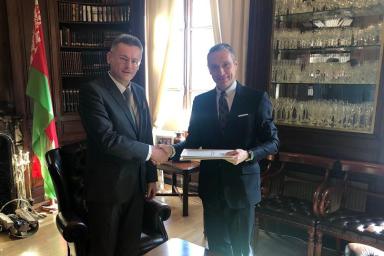 Новый посол Беларуси вручил копии верительных грамот во Франции