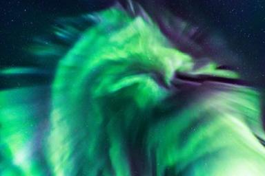 В небе над Исландией увидели «огнедышащего дракона»