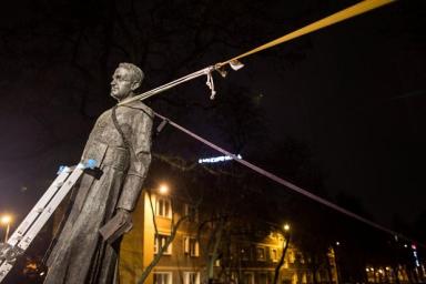 В Гданьске повалили памятник заподозренному в педофилии священнику