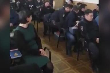 Российские полицейские заказали себе на корпоратив эротический танец