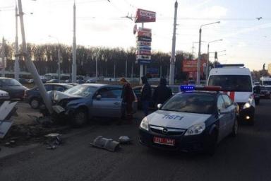 В Минске Opel столкнулся с «Жигулями» и влетел в столб 