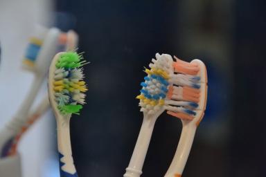 Эксперты назвали 7 ошибок при чистке зубов, которые совершают почти все