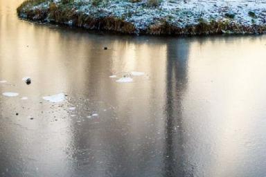 Водолазы будут искать провалившихся под лед мужчин на озере Черное