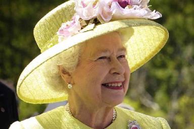 Королева Великобритании Елизавета II решила не отдавать трон принцу Чарльзу