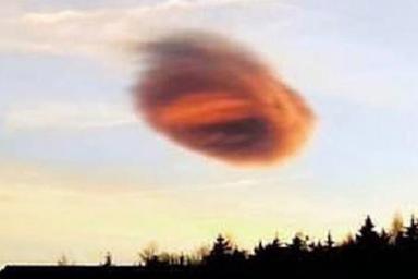 Сразу два оранжевых НЛО сфотографировали в Чехии
