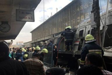 В Каире поезд сошел с рельсов и загорелся