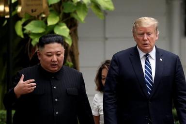 Трамп и Ким Чен Ын начали второй день переговоров встречей тет-а-тет