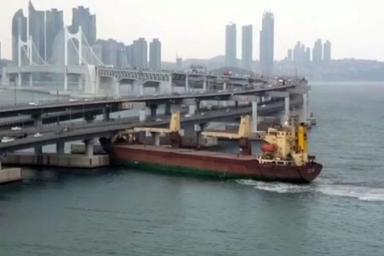 Российский корабль с пьяным капитаном протаранил мост в Корее