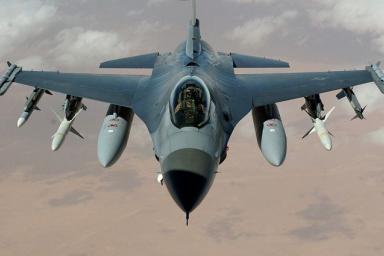 Российские Су-30 и американские F-16 сошлись в воздушном бою