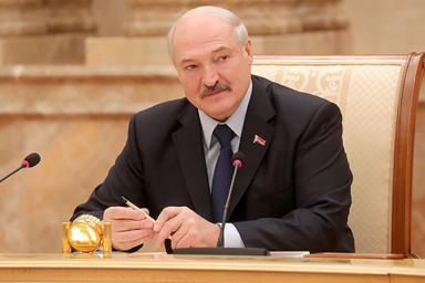 Лукашенко наградил специалистов за новый мост через Припять и мехкомбинат в Витебске