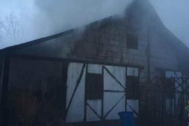 В Ждановичах мужчина спасал свой дом от огня и получил ожоги