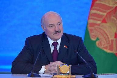 Лукашенко пожелал белорусским женщинам рожать больше детей