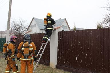 Сотрудникам МЧС пришлось ликвидировать возгорание через забор