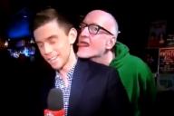 Репортер пожаловался на комика, лизнувшего ему ухо